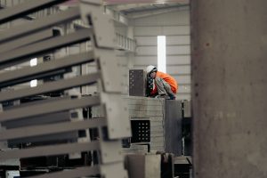 Thuê xe cẩu nâng thiết bị kỹ thuật